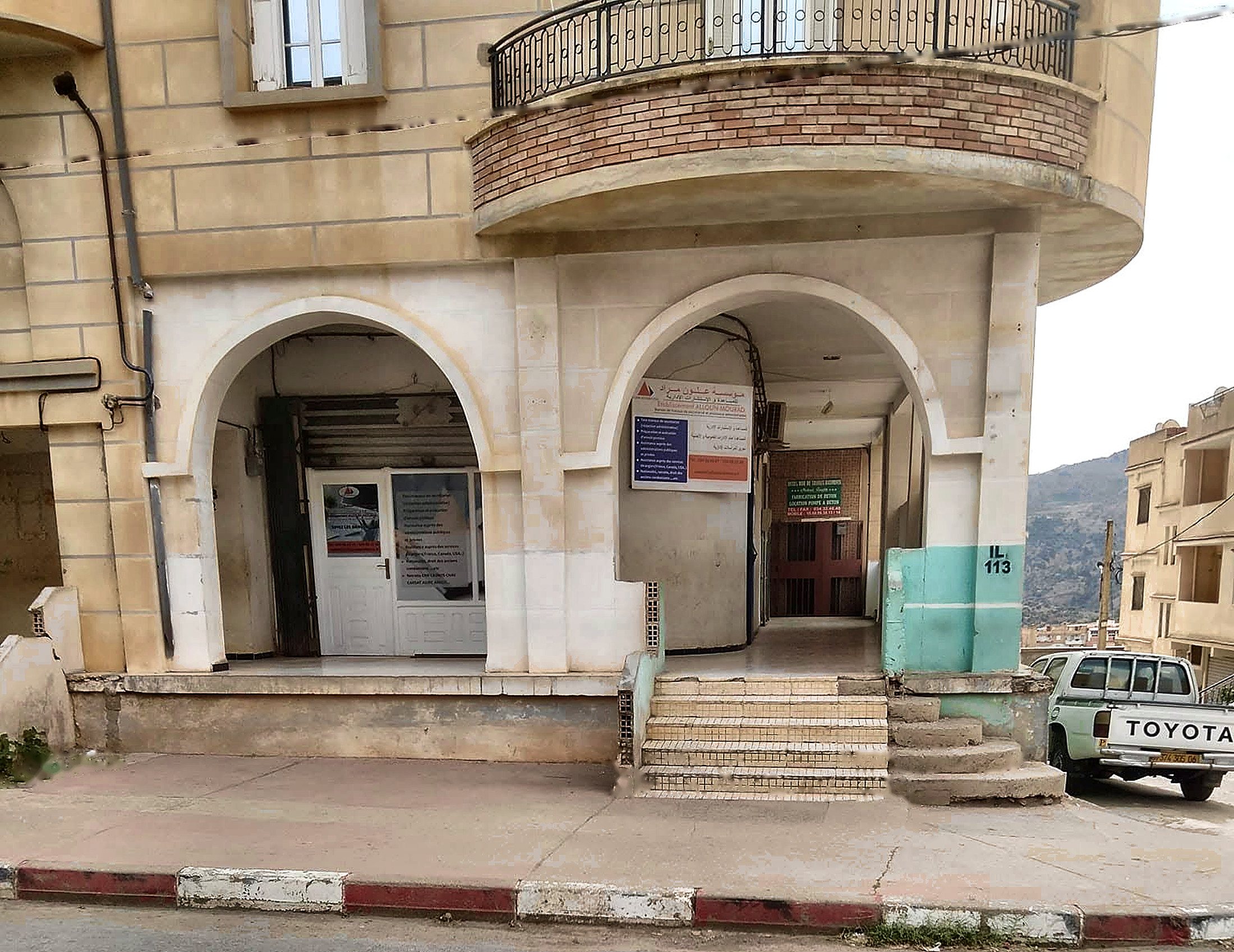 Entrée du bureau Alloun Assistance à Seddouk, immeuble Meloui